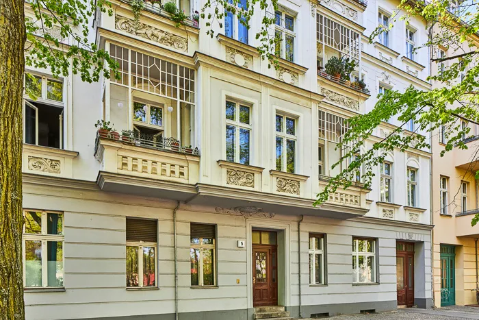 Sanierte große 2 Zimmer Wohnung im Florakiez ab sofort! — photo 1